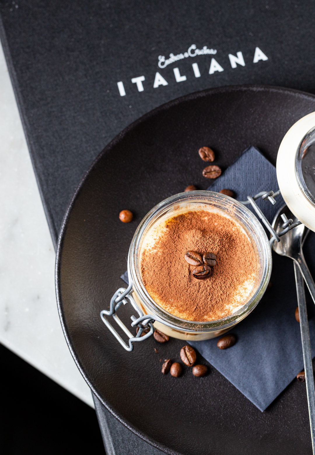 Italiensk dessert serverad på Italiana
