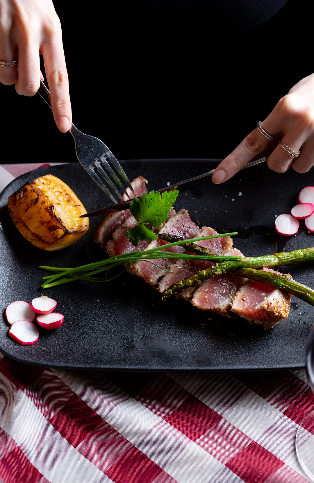 Italiensk kötträtt med sparris och grillad citron