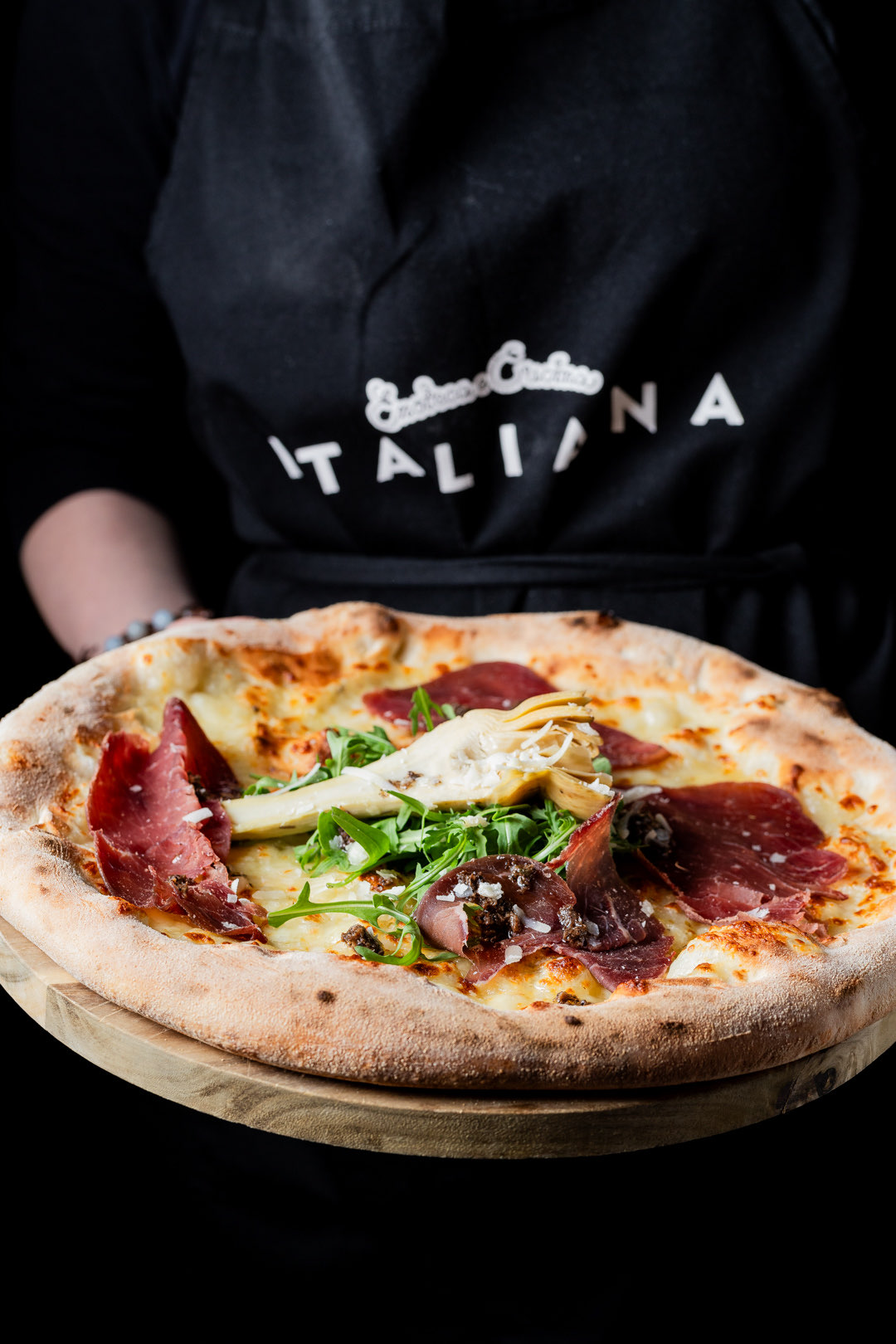 En nybakad italiensk pizza serveras på Italiana